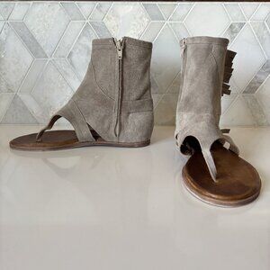 Artisan by Zigi 8 Gladiator Sandal Gray Grey Taupe Suede Frills Zipper Aldonza